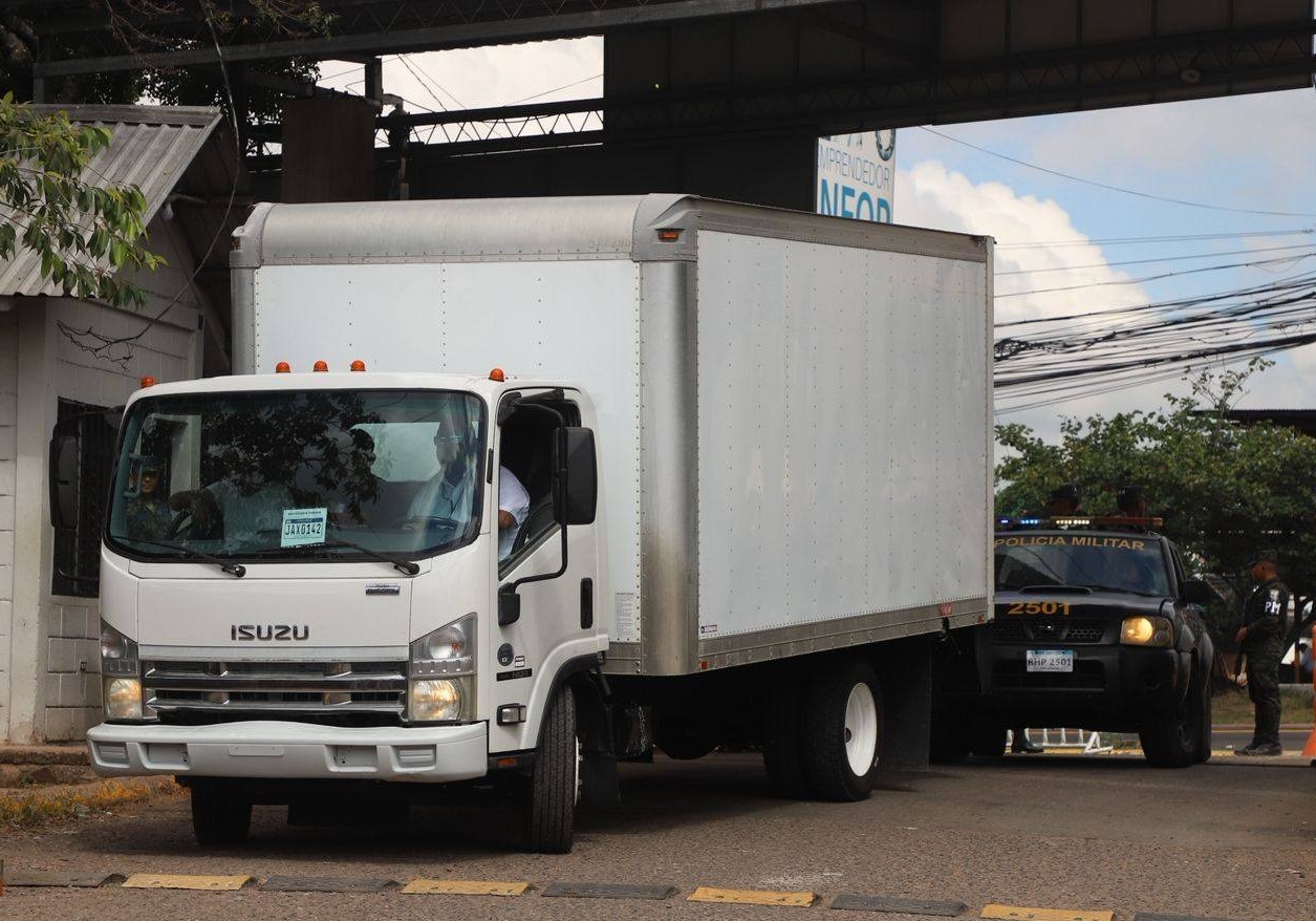 FF.AA. resguarda llegada de los primeros cargamentos de material electoral al CLE